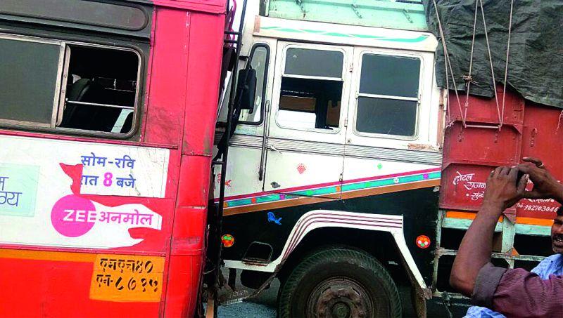 Malkapur: Ship of the truck carrying the truck; 10 students injured including students | मलकापूर : भरधाव ट्रकची बसला धडक; विद्यार्थिनींसह १0 जण जखमी 
