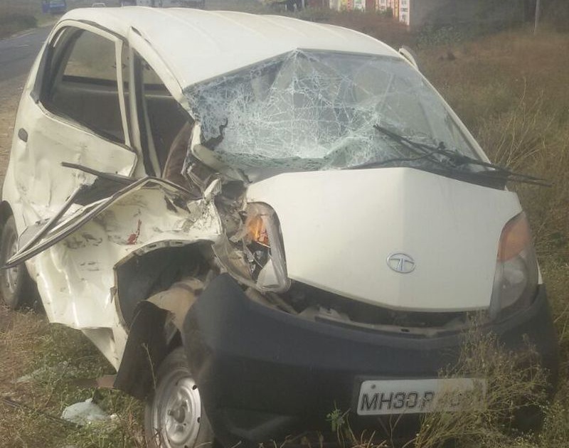 Nanoola hit the truck on the National Highway near Malkapur, five gambhir | मलकापूरजवळ राष्ट्रीय महामार्गावर भरधाव ट्रकची नॅनोला धडक, पाच गंभिर 