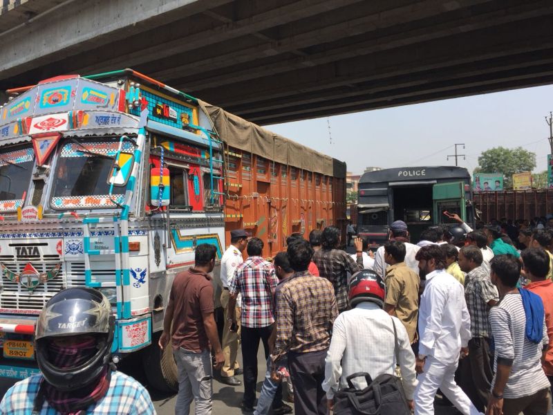 Uncontrolled trucks crushed a retired teacher in Nagpur | नागपुरात अनियंत्रित ट्रकने सेवानिवृत्त शिक्षिकेला चिरडले