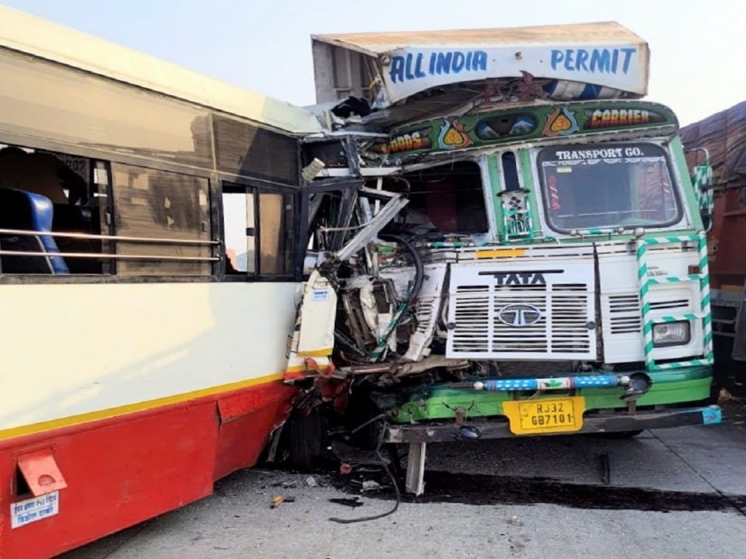 Accident season continues on Nanded-Nagpur highway; 25 injured including bus driver in ST bus-container collision | नांदेड-नागपूर महामार्गावर अपघात सत्र सुरूच;बस-कंटेनरच्या समोरासमोर धडकेत २६ जण जखमी