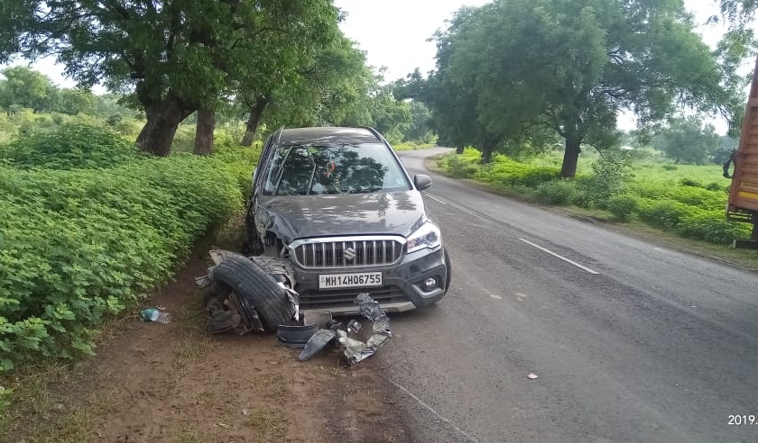Car-truck collision on Akola-Washim route; Two injured | अकोला-वाशिम महामार्गावर कार-ट्रकची धडक; दोन जखमी