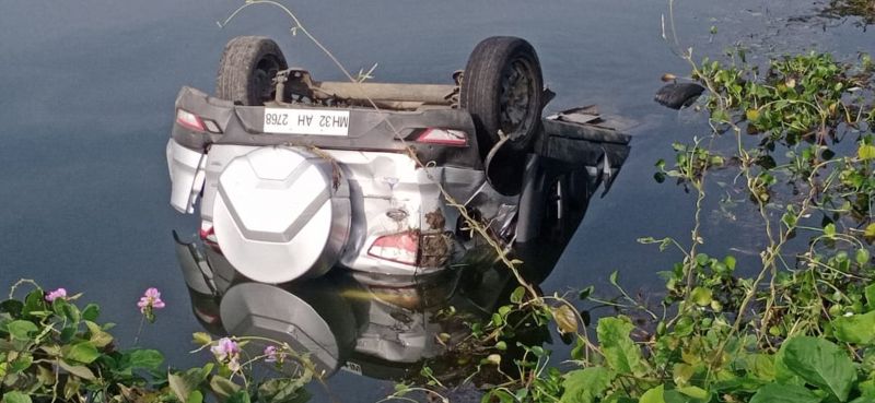 Drown to death a young man with a professor: Speedy car entered Wadgaon dam | प्राध्यापकासह तरुणाला जलसमाधी : भरधाव कार वडगाव धरणात शिरली