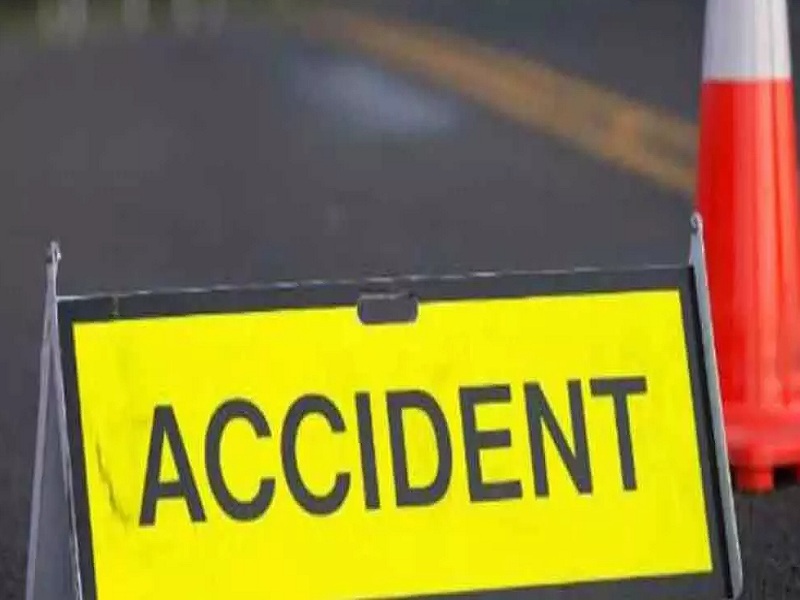 truck accident indapur bypass solapur pune highway 3 injured | पुणे-सोलापूर राष्ट्रीय महामार्गावर इंदापूरजवळ भीषण अपघात; फळ विक्रेत्याच्या अंगावर पडला ट्रक