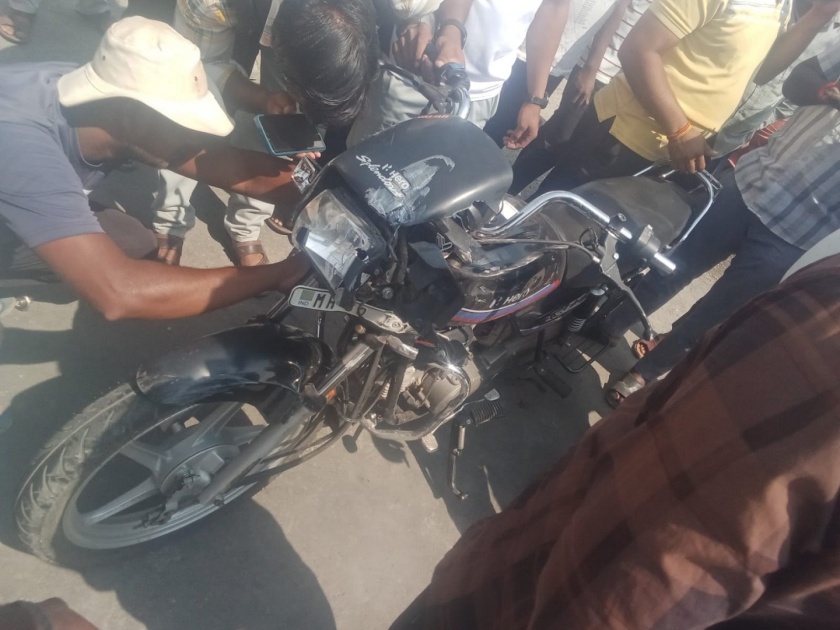 Two-wheeler-tempo head-on collision; father died and The boy is serious, Accident on Karad Chandoli route | Satara: दुचाकी-टेम्पोची समोरासमोर धडक; अपघातात वडील जागीच ठार; मुलगा गंभीर