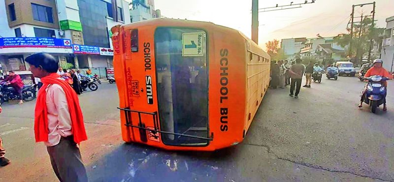Speedy bus hit school bus in Nagpur | नागपुरात भरधाव बसची स्कूल बसला धडक : भीषण अपघात टळला