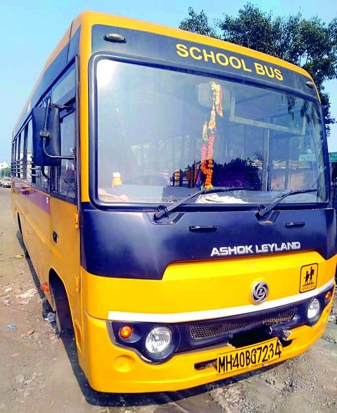 School bus over turned; 15 students injured | स्कूलबस उलटली; १५ विद्यार्थिनी जखमी