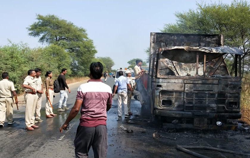 Accident on Aurangabad-Nagpur road; The truck was torched by angry mob | औरंगाबाद-नागपूर मार्गावर ट्रकने मुलास चिरडले; संतप्त जमावाने ट्रक पेटविला