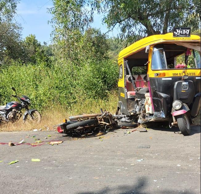 Rickshaw - Two killed in two-wheeler accident! Incident at Sangwe | रिक्षा - दुचाकी अपघातात दोघे जागीच ठार! सांगवे येथील घटना