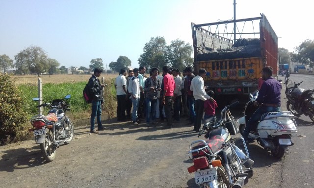 Accident on Ghatpuri Bypass; Traffic Police Neglect | घाटपूरी बायपासवर अपघात; वाहतूक पोलीसांचे दुर्लक्ष