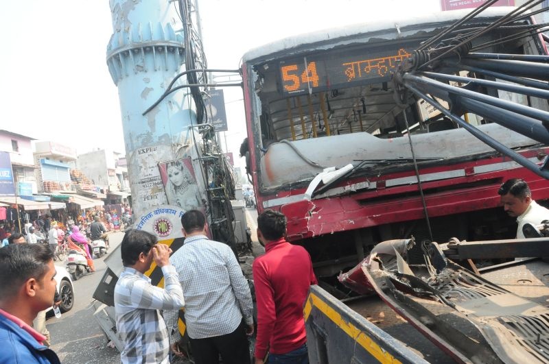 Uncontrolled Star bus hits Scarpio in Nagpur | नागपुरात अनियंत्रित स्टार बसची स्कार्पियोला धडक 