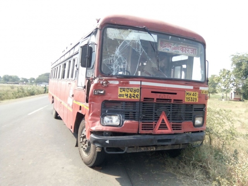 Bus accidents near the Washimba - borgaonmanju on the National Highway! | राष्ट्रीय महामार्गावर वाशिंब्याजवळ बसचा अपघात!