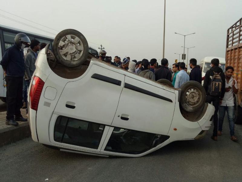 The four-wheeler hit the divider in Talwade; driver survives due to seat belt | तळवडेत दुभाजकाला धडकून चारचाकी उलटली; सीटबेल्टमुळे चालकाचे वाचले प्राण