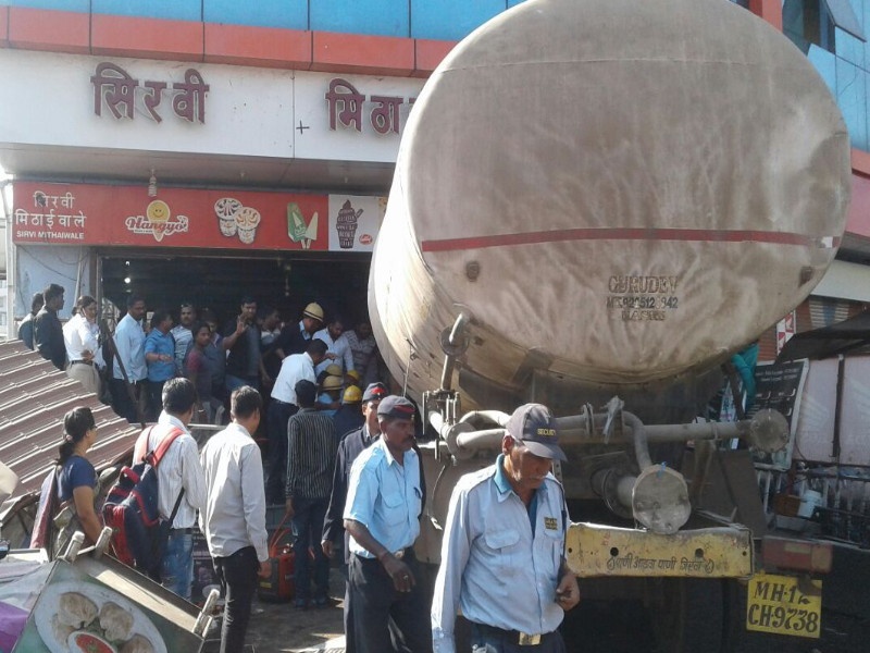Accident under Navale Bridge at Wadgaon Dhayari, pune; Tanker enters in a sweet shop | वडगाव धायरी येथील नवले पुलाखाली अपघात; टँकर घुसला मिठाईच्या दुकानात