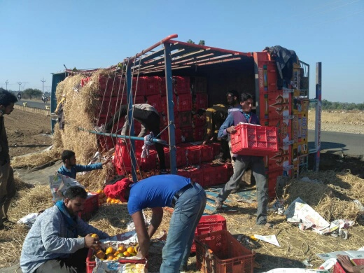 Truck accident near mangrulpir | बेंगलोरकडे संत्री घेवून जाणाऱ्या ट्रकचा अपघात!