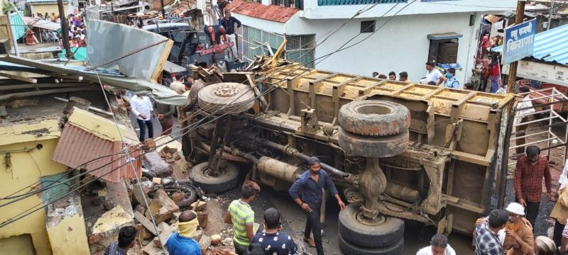 A truck carrying asphalt ballast overturned in Nagpur | नागपुरात डांबर गिट्टी मिश्रणाचा ट्रक उलटला