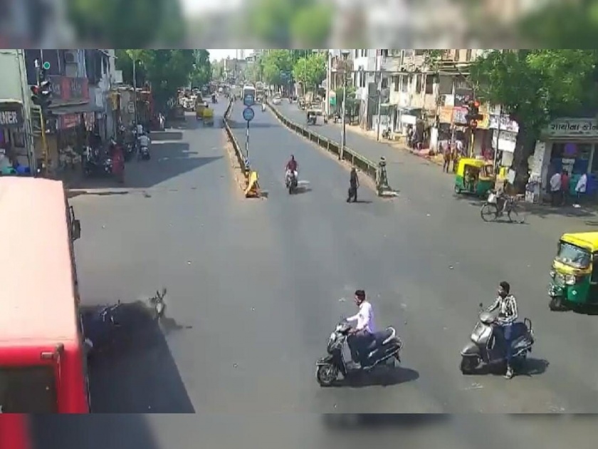 Tragic accident in Ahmedabad captured on CCTV, citizens should take road safety seriously video goes viral on social media | इथे माणुसकी हरली! बसने दुचाकीस्वाराला चिरडले अन् काढला पळ, स्थानिक बनले प्रेक्षक 