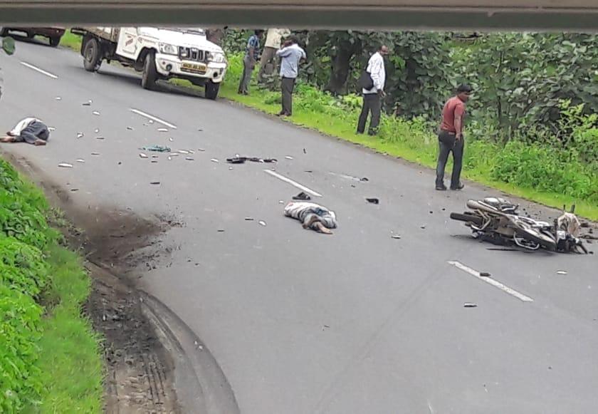 Accident on Akola-Washim highway; two seriously injured | अकोला-वाशिम महामार्गवार अज्ञात वाहनाची दुचाकीला धडक, दोन गंभीर
