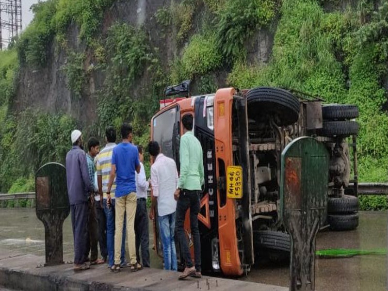 The traffic jam on the Mumbai-Pune highway by container accident | मुंबई-पुणे महामार्गावर कंटेनर उलटल्याने वाहतुक ठप्प 