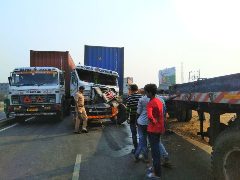 Two container accidents on the old Mumbai-Pune highway | जुन्या मुंबई-पुणे महामार्गावर दोन कंटेनरचा अपघात   