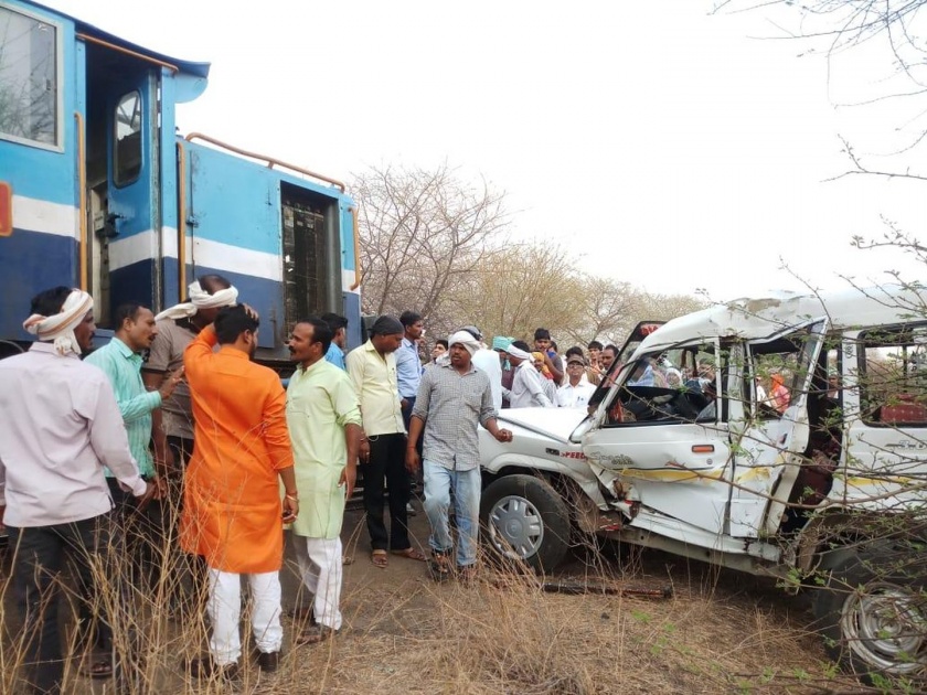 Tata Sumo hits Train, seven passengers injures | अमरावतीमध्ये रेल्वेला टाटा सुमो धडकून भीषण अपघात, सात प्रवासी जखमी