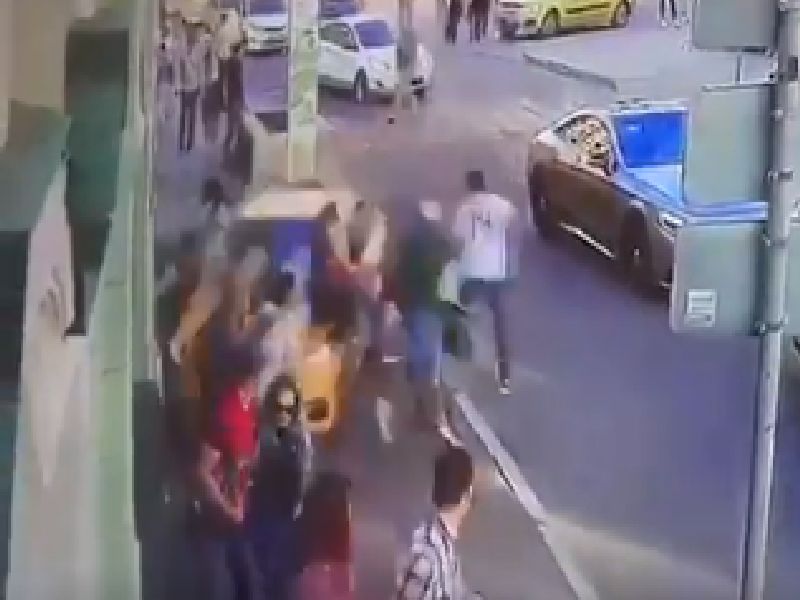 Taxi runs into crowd, 8 injured | फुटबॉल विश्वचषकाला अपघाताचे गालबोट, मद्यपी कारचालकाने आठ फुटबॉलप्रेमींना उडवले   