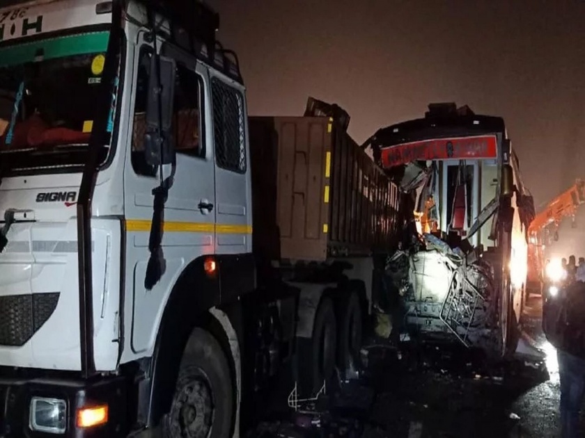 bus accident in shikohabad twelve people died? | दिल्लीहून बिहारला जाणाऱ्या बस अन् ट्रकचा भीषण अपघात, 16 जणांचा मृत्यू, 35 जखमी