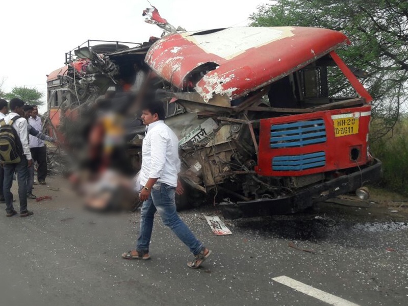 Bus-truck accident in Ausa (Latur), 10 dead | लातूरमधील औसा येथे बस-ट्रकचा भीषण अपघात, 8 जणांचा जागीच मृत्यू