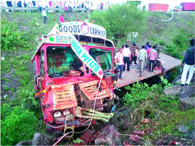 Eight injured in strange accident in road accident | राहुड घाटात विचित्र अपघातात आठ जखमी