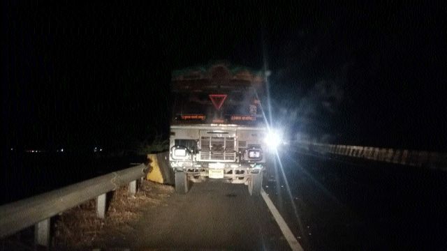 Two dead in midnight accident in Kasara Ghat | कसारा घाटात मध्यरात्री अपघातात दोन ठार