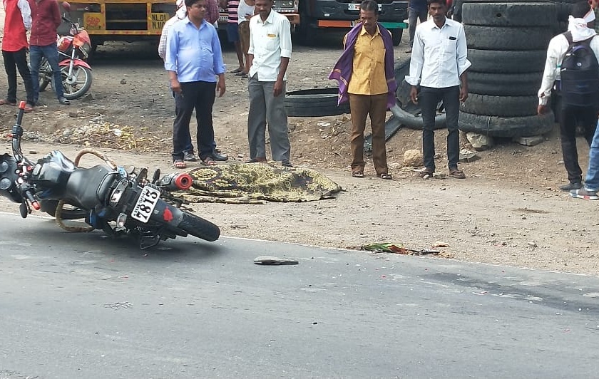 Two wheeler rider killed in an accident on highway | टँकरच्या धडकेत दुचाकीस्वार ठार; एक गंभीर जखमी