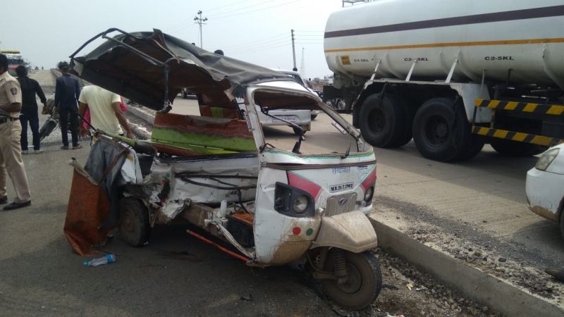Four people were seriously injured in accident on Khamgaon-Shegaon road | खामगाव-शेगाव रोडवर टाटा मॅजिकची ऑटोला धडक,  चार जण गंभीर जखमी