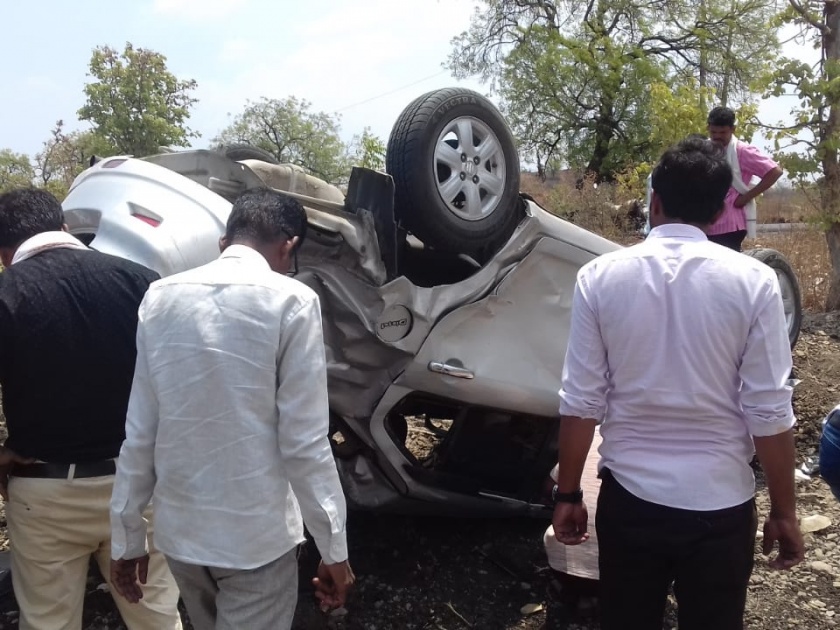 Car accident on Akola to Patur road, the youth killed | अकोला ते पातूर रस्त्यावर भरधाव कार उलटली, युवक ठार