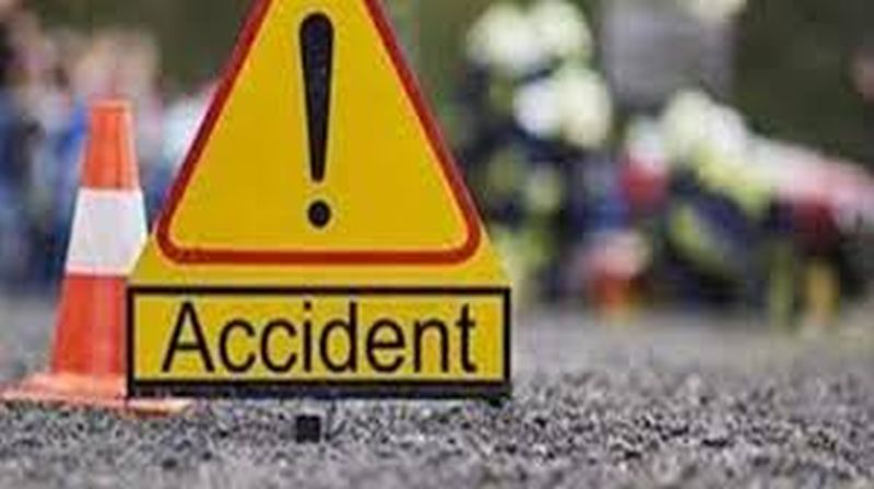 Two-wheeler rider killed in accident at Akola | भरधाव ॲपेच्या धडकेत दुचाकीस्वार ठार