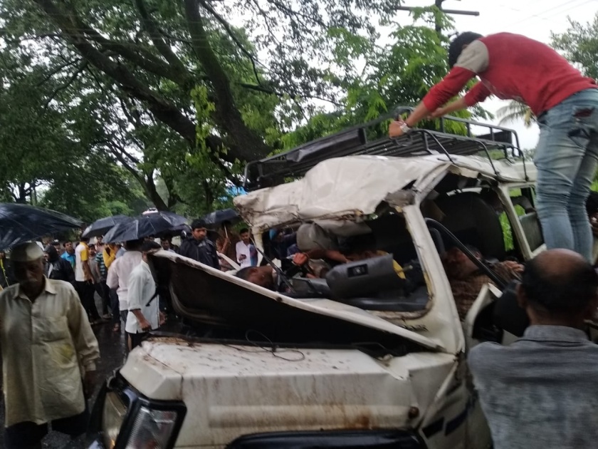 4 youths killed and 12 injured in road accidents near Ghotwade | कोल्हापूरात घोटवडेजवळ अपघातात ४ कामगार तरुण ठार, १२ जखमी