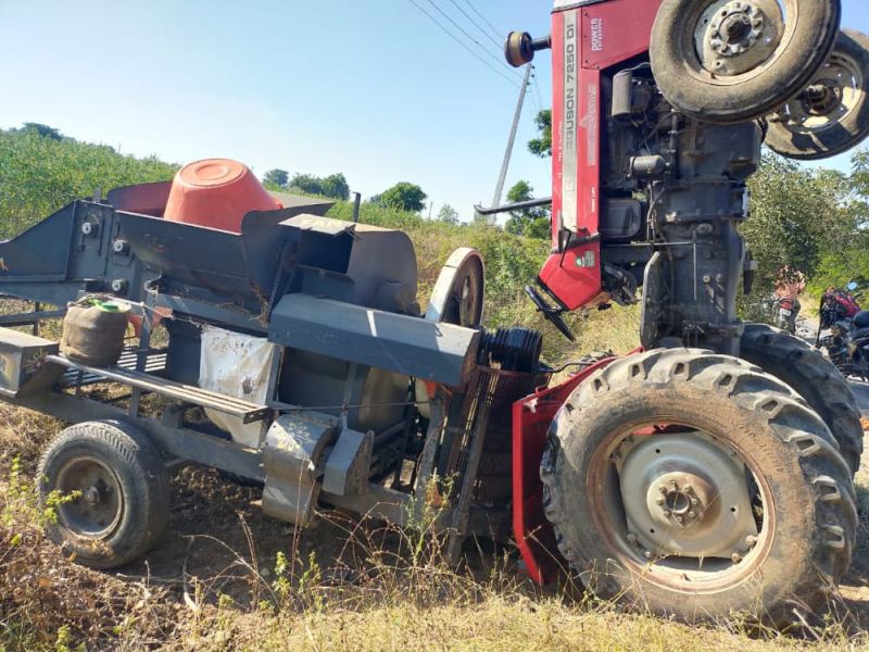 The driver died when the tractor overturned | ट्रॅक्टर उलटल्याने चालकाचा मृत्यू