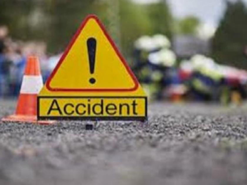 Child dies, parents seriously injured in horrific accident involving truck and two-wheeler | ट्रक आणि दुचाकीच्या भीषण अपघातात बालकाचा मृत्यू, आईवडील गंभीर जखमी