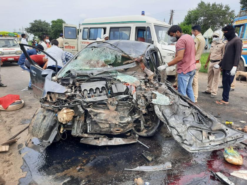 Car-truck collision on National Highway; Four people were killed | राष्ट्रीय महामार्गावर कार-ट्रकची अमोरासमोर धडक; चार जण ठार