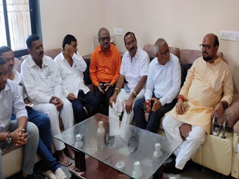 Shinde group minister Gulabrao Patil attended the program of Uddhav Thackeray group leader in jalgaon | ठाकरे आणि शिंदे गटात मनोमिलन?; जळगावच्या 'या' फोटोमुळे राजकीय चर्चेला उधाण