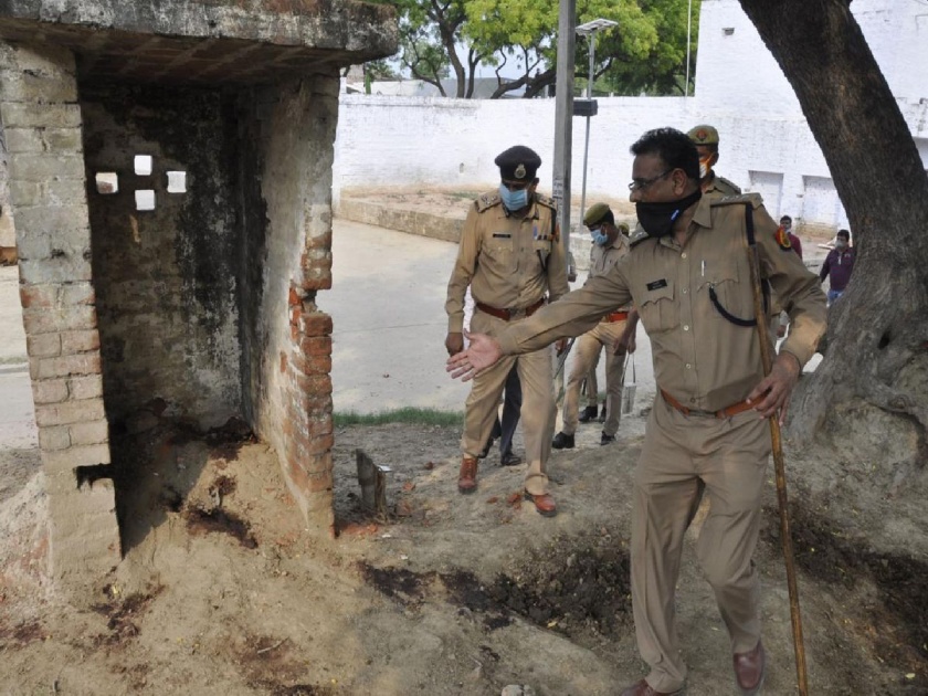 Eight policemen killed in Uttar Pradesh; Automatic rifles used by thugs | उत्तर प्रदेशात आठ पोलिसांची हत्या; गुंडांनी वापरली स्वयंचलित रायफल