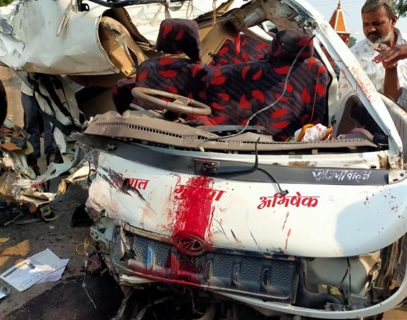 Two killed, three seriously injured in an Accident on Akola-Patur Road | मालवाहू व प्रवासी वाहनांची अमोरासमोर धडक, दोन ठार, तीन गंभीर जखमी