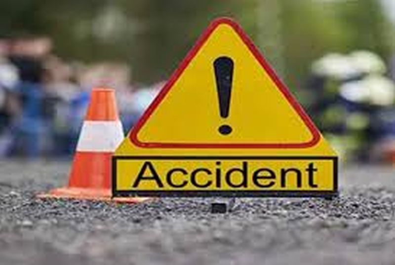 Car bike accident; youth killed in Akola | कारची दुचाकीला धडक; युवक ठार