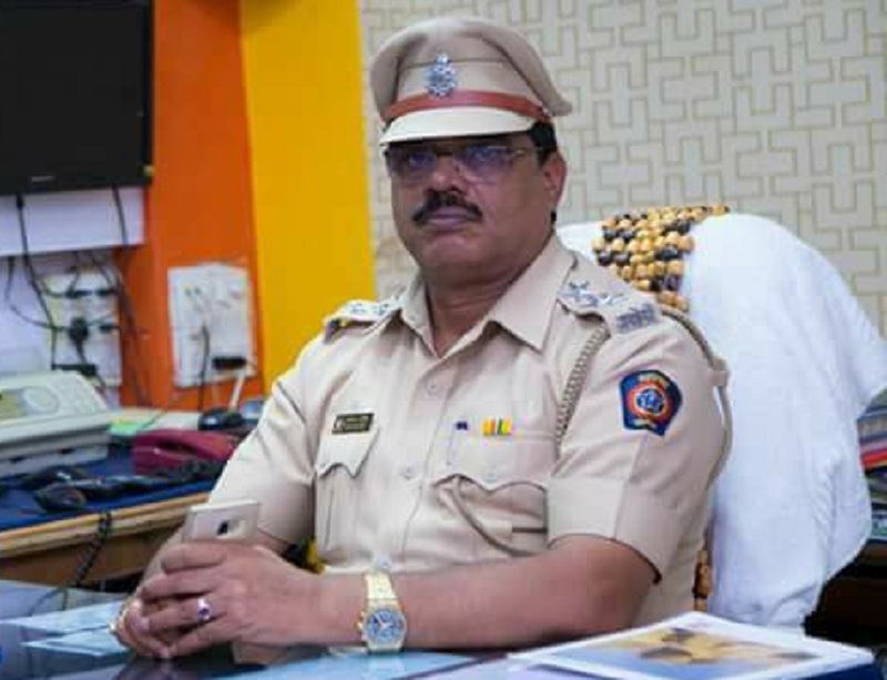 Aurangabad Violence : assistant commissioner of police Govardhan Kolekar injured | Aurangabad Violence : सहाय्यक पोलीस आयुक्त गोवर्धन कोळेकर यांची प्रकृती गंभीर, एअर अॅम्ब्युलन्सनं मुंबईत आणणार