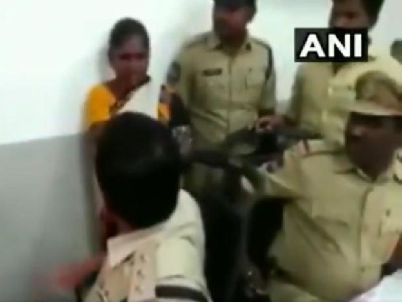 hyderabad acp slaps a woman accused of theft during a press conference | एसीपी साहेबांनी पत्रकार परिषदेत महिलेच्या थेट कानशिलात लगावली, पाहा व्हिडीओ 