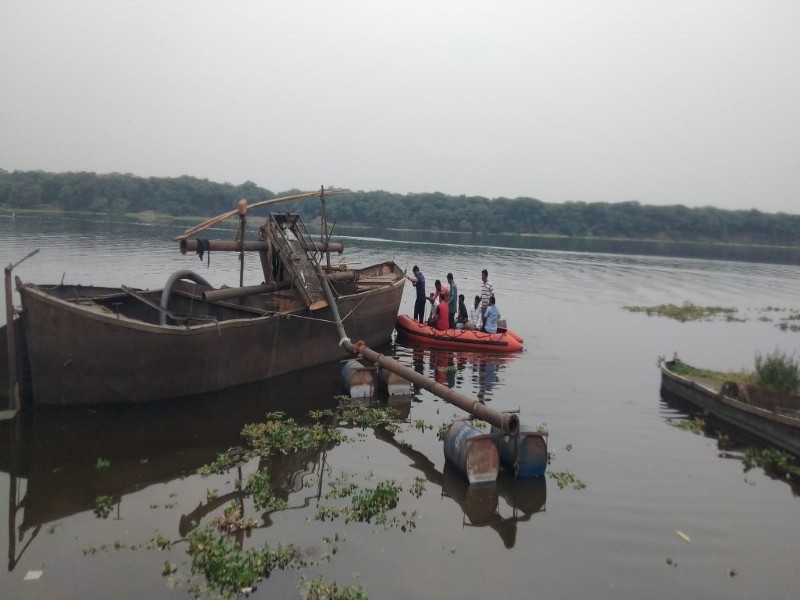 illegal sand 20 mechanical boats worth Rs 1.5 crore destroyed in Daund | Revenue Department Pune: दौंडमध्ये बेकायदेशीर वाळू उपसा करणाऱ्या दीड कोटींच्या २० यांत्रिकी बोटी नष्ट