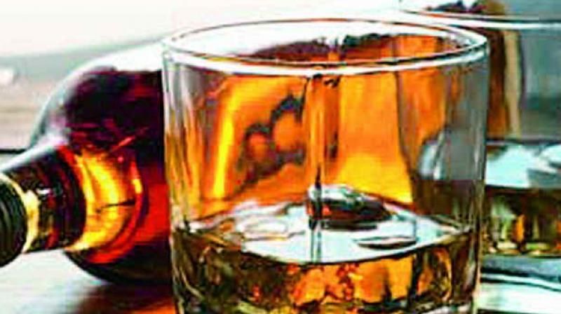 Action on hotels selling alcohol in Nagpur without license | नागपुरात परवान्याविना मद्य विकणाऱ्या हॉटेलवर कारवाई 