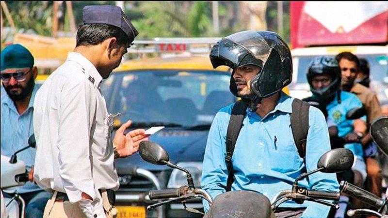 Action taken against 350 two-wheelers without helmets | हेल्मेट न घालणाऱ्या ३५० दुचाकीचालकांवर कारवाई