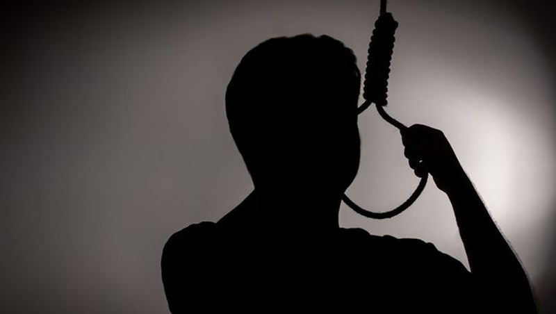 Suicide by strangulation of life insurance manager | 'लाइफ इन्शुरन्स'च्या व्यवस्थापकाची गळफास घेऊन आत्महत्या