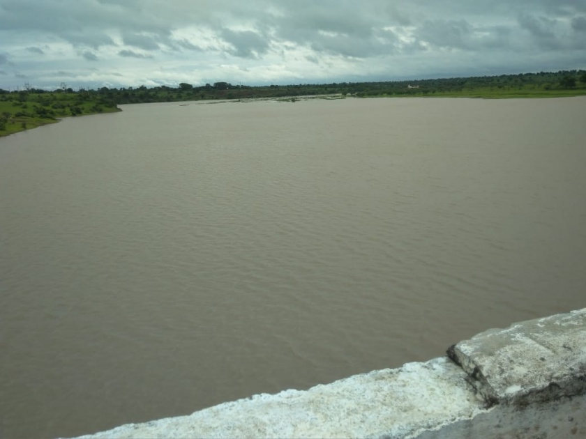 Adan river flooded, dam level increase | अडाण नदी वाहतेय दुथडी भरून, प्रकल्पही काठोकाठ