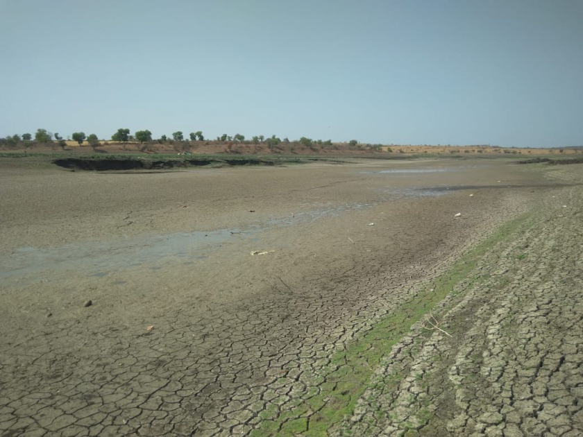 Adan river dry; watermelon, cucumber crops in denger | अडाण नदीपात्र कोरडे पडले; टरबुज, खरबुजासह काकडीची पिके संकटात