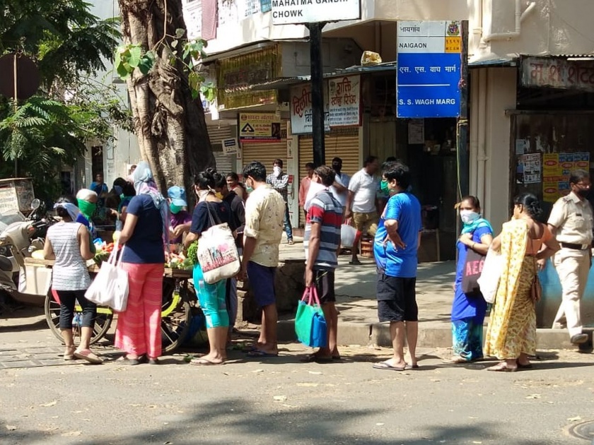Coronavirus Latest Mumbai News people stood in line to get vegetables hrb | CoronaVirus in Mumbai: लाईन है खडी! मुंबईकरांचा दिसला संयम; भाजीपाला घेण्यासाठी रांगेत उभे